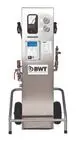 Mobil angebrachter Wasseraufbereitungsapparat von BWT mit zwei Druckmanometern, digitalem Display und verschiedenen Anschlüssen für die Wasserzufuhr und -abgabe.